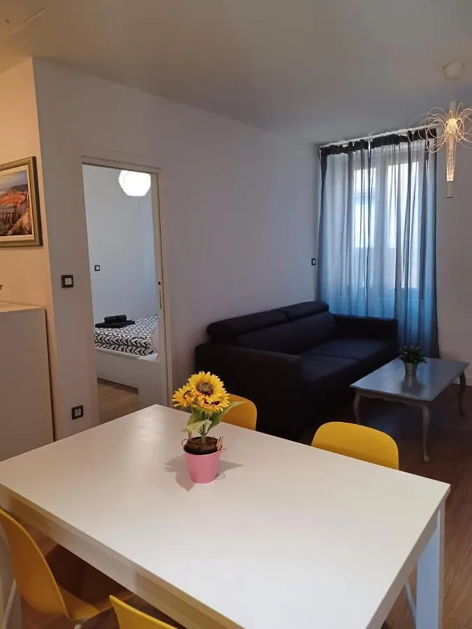 Apartman B & S With A Beautiful Terrace Apartment Pula